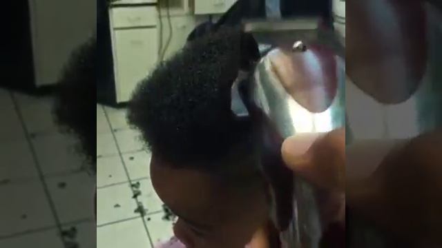CORTE DE CABELO AFRO INFANTIL - LITTLE BOY AFRO HAIRSTYLE FADE UNDERCUT смотреть онлайн
