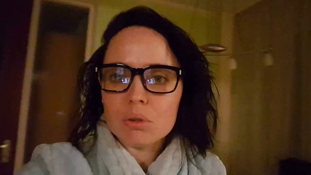 Ко мне кто-то ломится в дверь!!! мне страшно!!! смотреть онлайн