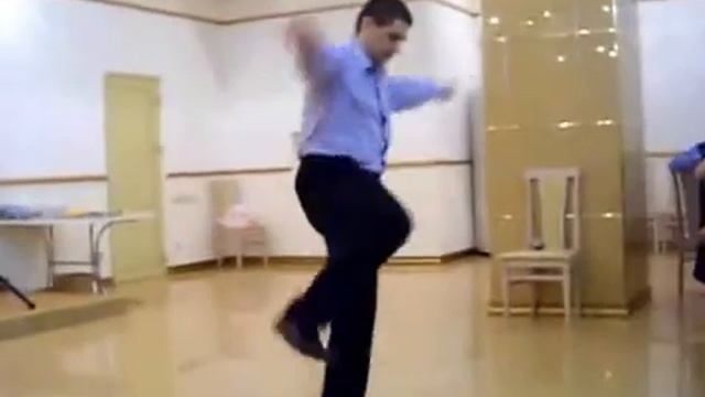 Уроки Брейк-данса ржачь. Танцы атятя )))) смотреть онлайн