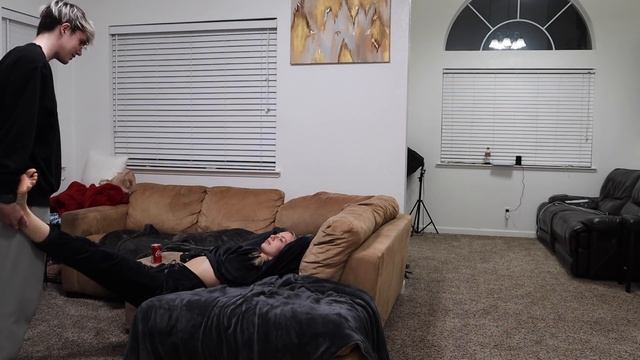 Getting D.R.U.N.K and HIDING IT from my FIANCÉ PRANK! смотреть онлайн