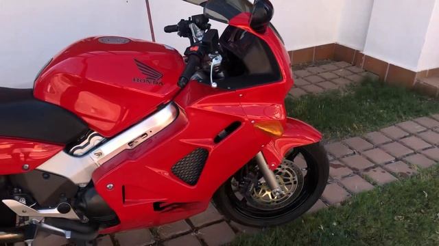Honda VFR800 Fi 1998; La nueva Old School ha llegado! смотреть онлайн
