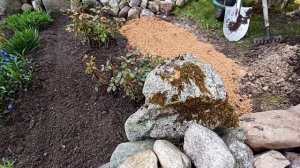 Ландшафтный дизайн садового участка. Природный камень на садовом участке.