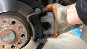 Замена задних тормозных колодок на Фольксваген Пассат B6 2008 года Volkswagen Passat B6