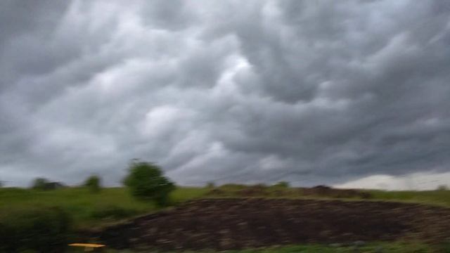 Гроза идёт в деревню, очень страшно. #всесамисвоимируками,#гроза,#грозавдеревне. смотреть онлайн