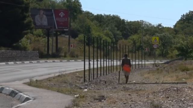На трассе Ялта-Севастополь демонтируют самовольно установленный забор смотреть онлайн
