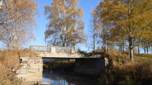 СТАРЫЙ МОСТ. ЛИСТЬЯ ПАДАЮТ Футаж смотреть онлайн