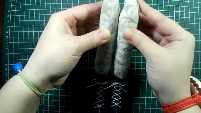 Сборка текстильной куклы с ножками на пуговичном креплении 1 часть смотреть онлайн