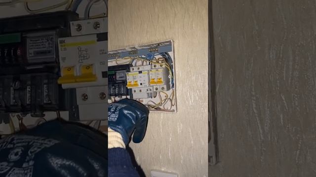 Замена электросчетчика МЕРКУРИЙ 201.5 под напряжением смотреть онлайн