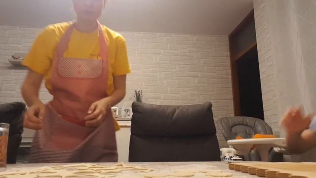 VLOG: КУЛИНАРНЫЙ ВЛОГ/ КУРИНЫЙ СУП С ДОМАШНЕЙ ЛАПШОЙ/ ГОТОВИМ БИСКВИТ/ ЛЕПИМ ПЕЛЬМЕНИ смотреть онлайн