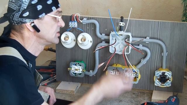 Соединение проводов в распределительной коробке. смотреть онлайн