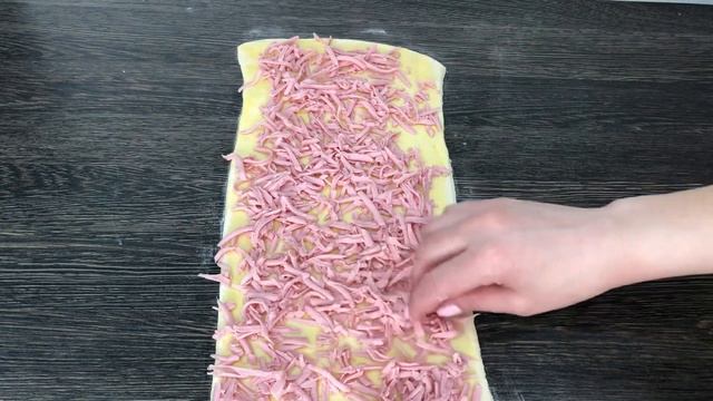 Слойки - спиральки из слоеного теста с колбасой и сыром! смотреть онлайн