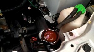 Выдавливает антифриз в расширительный бачок Suzuki Wagon R+