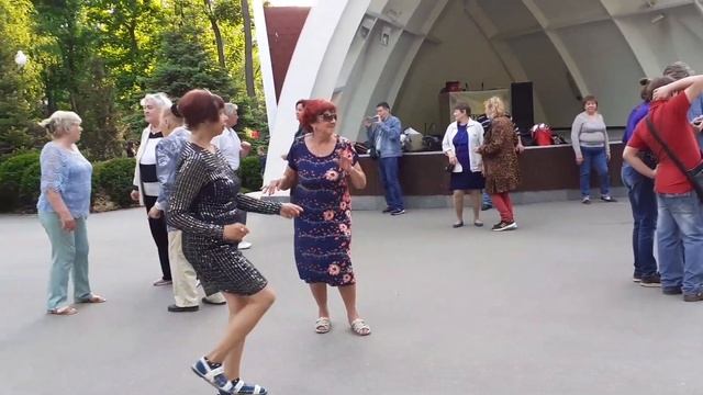 ОЙ, ЧУВСТВУЮ Я ДЕВКИ ЗАГУЛЯЮ!??/ТАНЦЫ В ПАРКЕ ГОРЬКОГО ХАРЬКОВ МАЙ 2021 смотреть онлайн
