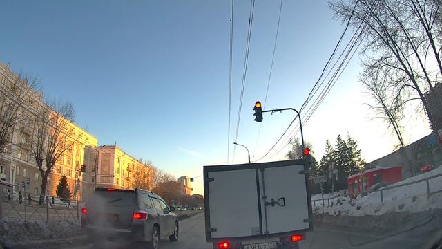 Убитая дорога. Улица Дуси Ковальчук от Красного проспекта (площадь Калинина) до Залесского (СГУПС) смотреть онлайн