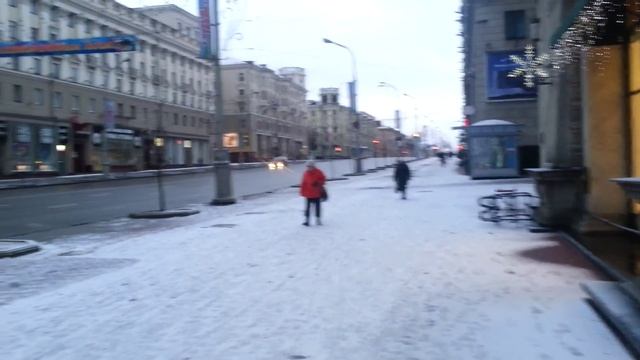 Проспект Независимости, снеговик с балалайкой, витрины ГУМа, Минск, Беларусь, 20150104 09:34 смотреть онлайн