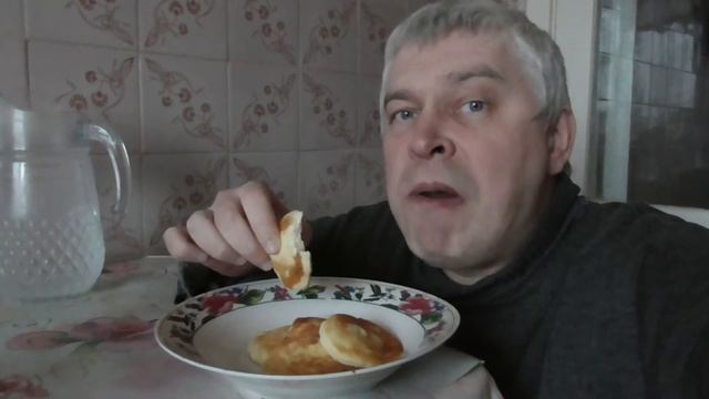 На тарелке сырники, человек Геннадий Горин кушает сырники, видео мукбанг асмр смотреть онлайн