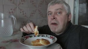 На тарелке сырники, человек Геннадий Горин кушает сырники, видео мукбанг асмр