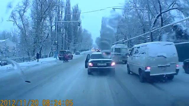 Человек в погонах сбивает ребенка.mp4 смотреть онлайн