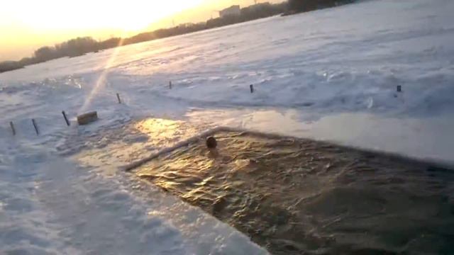 Заплыв в проруби в мороз -26С смотреть онлайн