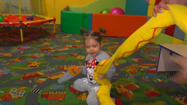 Огромная змея хочет проглотить  девочку / A Huge Snake Swallowing A Girl Wants