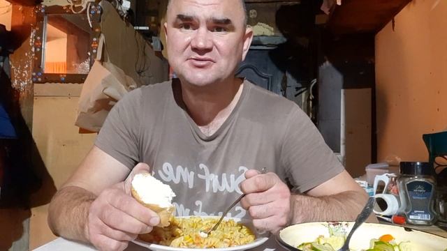 мукбанг.обжор.котлетки,салат,рожки смотреть онлайн