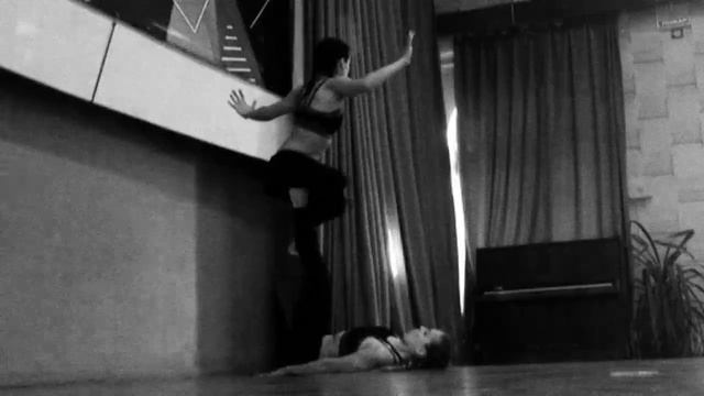 Невероятный АКРО ЙОГА танец. Awesome Acro Yoga Dance смотреть онлайн