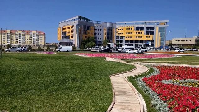 Цветы на перекрестке 9, 11, 14 мкр Актау. Июнь 2018 года смотреть онлайн