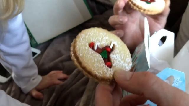 День рождения Джессики 9 лет Подарки Собираем пазл Дети делают печенье смотреть онлайн