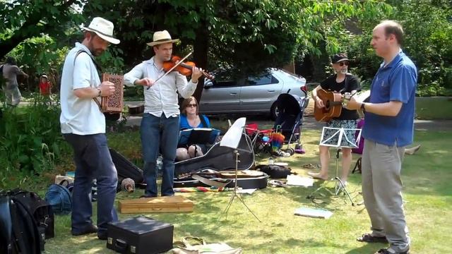 Earthquakers at Sale Garden Party -- Video 2 смотреть онлайн
