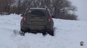 Нивы и Шеви Нивы прут по глубокому снегу. Дастер против Нивы