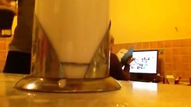 Взбиваем молоко для капуччино во френч-прессе смотреть онлайн