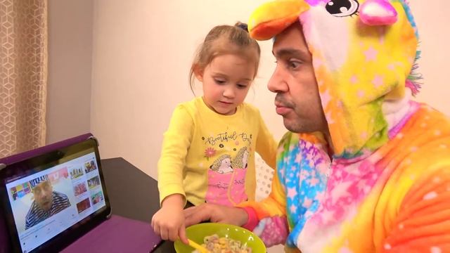 Вероника как мама для папы собирает его в детский сад смотреть онлайн