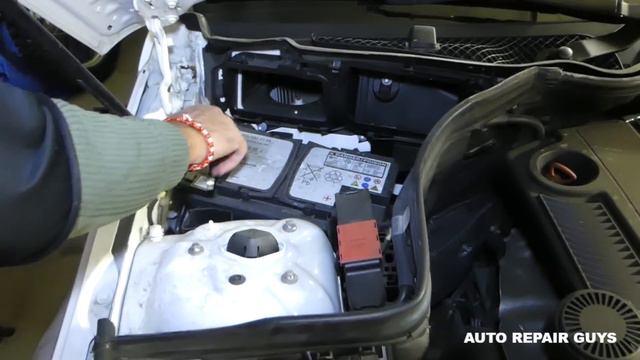 MERCEDES W204 DOOR LOCK ACTUATOR REPLACEMENT REMOVAL C200 C250 C300 C350 C220 C260