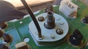 Ваз 2104, 07, стрелка зарядки находится в Белой зоне ( разряд), хотя зарядка есть