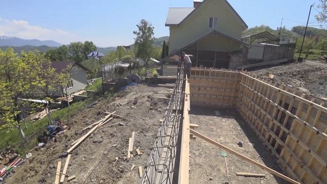 Цокольный этаж дома на склоне. Монолитная стена. смотреть онлайн