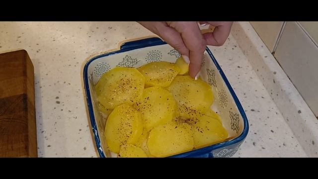Картошка по французски. Запеченная картошка в духовке. Рецепты из картошки. Рецепт картошки. смотреть онлайн