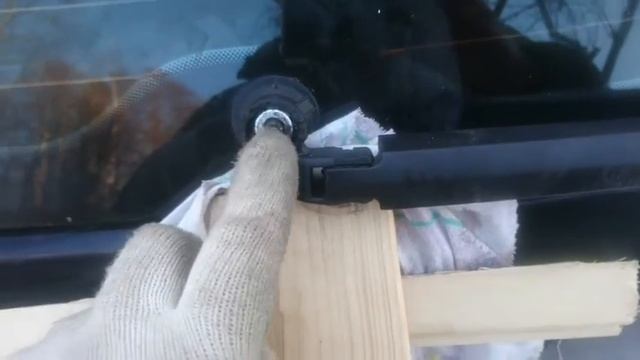 Снятие и обслуживание заднего дворника Audi Q7 3.0 TDI 2012 года. смотреть онлайн