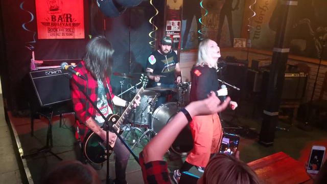 Блондинка Ксю - РАЗОРВИ смотреть онлайн