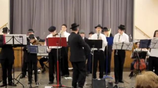Lebedik un Freylech and Freitog Nochn Tzimmis (Maxwell Street's Junior Klezmer Orchestra) смотреть онлайн
