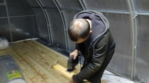Зимний курятник из теплицы своими руками. Стелим пол и обшиваем стены. (Часть-2)