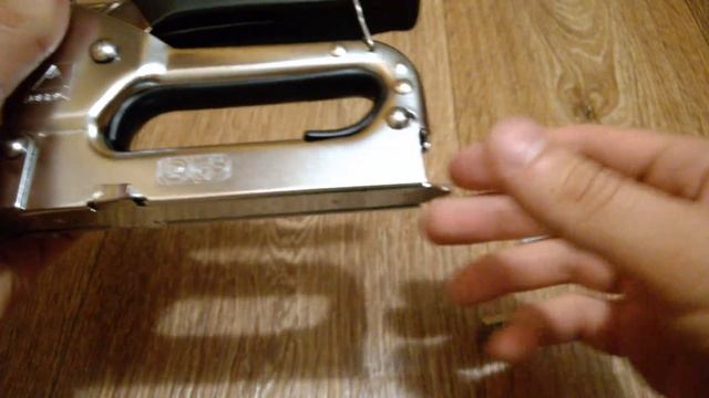 Как зарядить мебельный (строительный) степлер смотреть онлайн