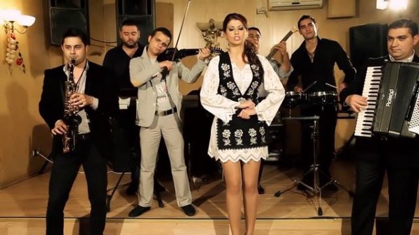 ALINA RADI - Plange mama si suspina ca stau in tara straina.mp4