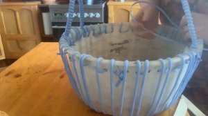 Плетение из искусственного ротанга. Корзинка - кашпо на дачу для цветов