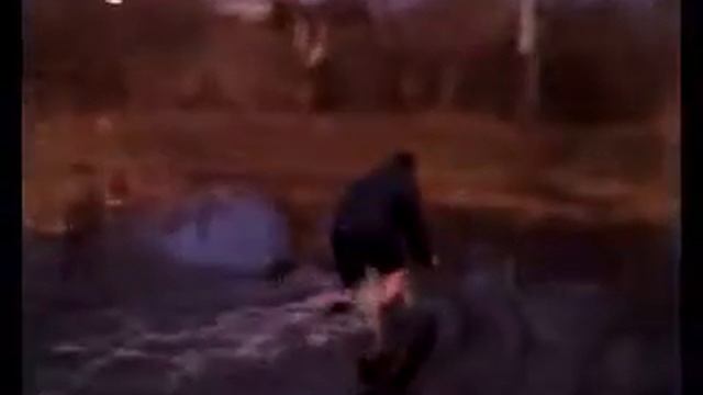 переезд через реку на велосипеде смотреть онлайн