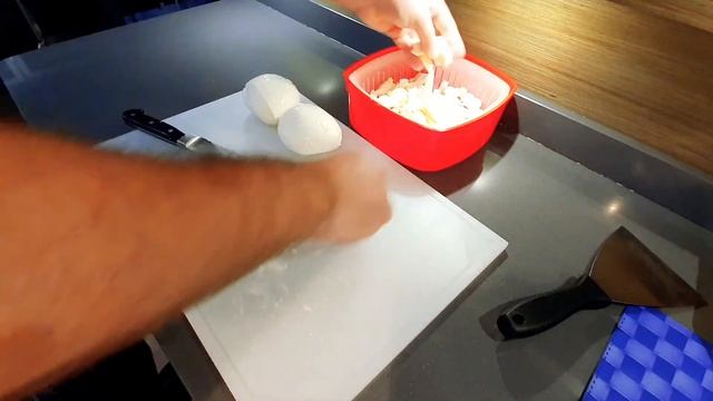 Tagliare la mozzarella fresca a listarelle per la pizza смотреть онлайн