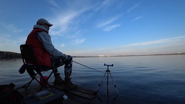 Матчевая рыбалка ловим плотву | Дальний заброс поплавка слайдер | + Ловля судака на живца смотреть онлайн
