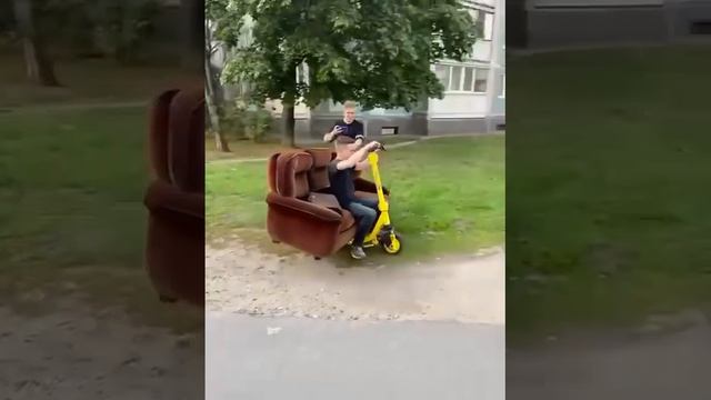 В Петербурге подростки прокатились по улицам на диване, установленном на электросамокате.