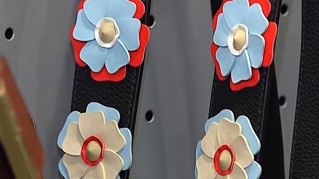 Глядя в зеркало. Рюкзаки смотреть онлайн