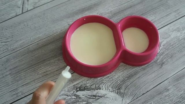 КАК С ПОМОЩЬЮ ШПРИЦА ПОДКОРМИТЬ КОТЕНКА? КОТЕНОК НЕ ХОЧЕТ САМОСТОЯТЕЛЬНО КУШАТЬ смотреть онлайн