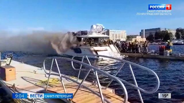 На Крестовском острове в огне погибла двухпалубная яхта смотреть онлайн